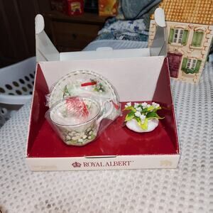ROYAL ALBERT  LILY OF THE VALLEY CUP OF THE MONTH MAY